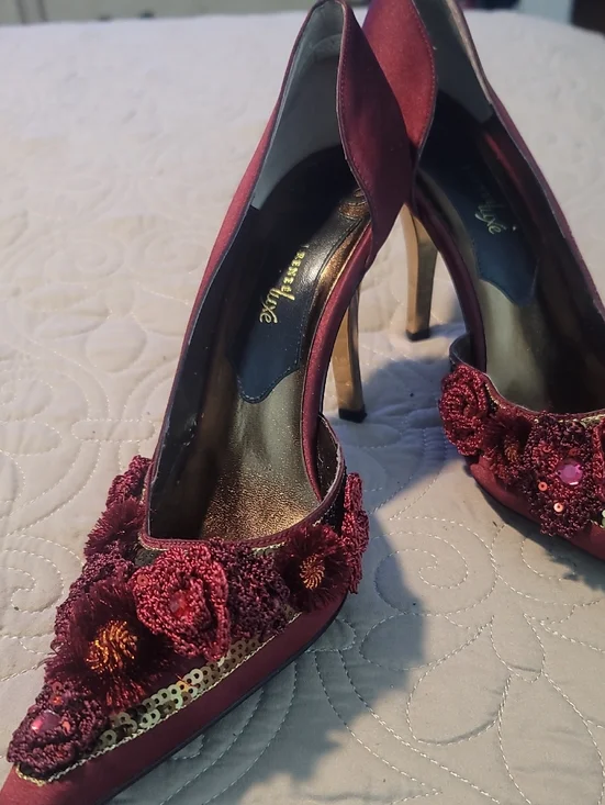 Size 11W J.Renee Burgundy Floral Appliqué Pointed-Toe Heels - Picture 1 of 10